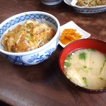 徳平食堂 - カツ丼、味噌汁付き　850円