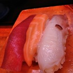 Sushi Hachi - マグロ、サーモン、生のタコ