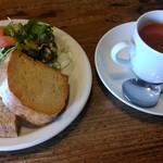 カフェ サルーテ - グラタンランチのサラダ、パン、スープ