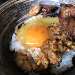 ろばたやき山ろく - 白ご飯にホルモン焼きと地鶏タレ焼き乗せてたまごかけごはん
