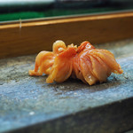 寿司栄 - 赤貝の握り