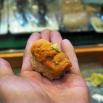 寿司栄 - 雲丹の握り