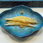 寿司栄 - ブランデーに付け込んだカラスミをかけた宍道湖の白魚