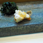 寿司栄 - 焼き霜造りの鯛、醤油で作った泡