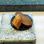 寿司栄 - 下がブランデー、上が日本酒で漬けたカラスミ