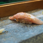 寿司栄 - 金目鯛の握り