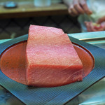 寿司栄 - 今日の鮪（はらかみのブロック）。長崎壱岐１６９ｋｇ。「寿司栄」の鮪は築地山幸