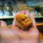 寿司栄 - 雲丹の握り