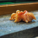 寿司栄 - 赤貝の握り