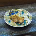 寿司栄 - 瀬月内の本ミル貝の肝に軽くカラスミをかけたもの