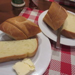 ビストロ アオキ - パスタにセットのパン