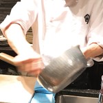 鉄板焼き いわ倉 - 目の前で佐藤君が作り上げるわらび餅。手の動きの早さがわかるでしょうか？