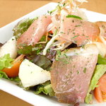 アジル - 料理写真:生ハムと季節のフルーツのサラダ　￥800
