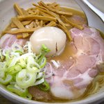 麺屋 六之助 - 特製ラーメン1000円。ひと言で門前仲町のこうかいぼうちっくな一品だけど、高濃度のスープは相対的に量少なめ、チャーシューは脂身多めで一歩及ばず!?　でも、これが並ばず食べられるのなら貴重な存在かも。