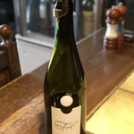 コリス - はじまりのスパークリング。オリーブのような香りで食欲をそそります。