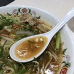 餃子の王将 - 生姜風味のスープに刻みニンニクたっぷり