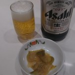 大瓶ビールと無料のお通し（ザーサイ）