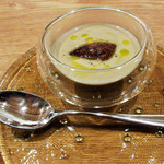 ラ・トラース - 1.アミューズ:フォアグラのポアレ 香りごぼうのスープ(2018.1月夜のコース)