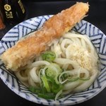 うどん さか枝 - 面倒だったのでお盆に乗せず直丼で取り皿も使わずに揚げ物のせちゃった(*ﾟ∀ﾟ*)テヘ
      何時もとは違う食べ方
      昔ながらの食べ方かもね