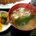 橋場食堂 - 漬物、みそ汁