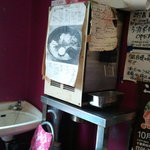 肥後っ子 大石家 - 入り口脇の給水器と洗面所