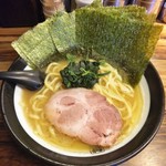 誠屋 - ラーメン680円麺硬め。海苔増し100円。