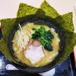 横浜家系らーめん 宝来家 - ラーメン750円麺硬め。海苔増し100円。