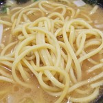 横浜家系らーめん 宝来家 - 細めの麺はコシがありました。