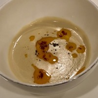 レストラン 桂姫 - Soupe  春キャベツのクリームスープ　イベリコチョリソーのアクセント
