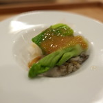 鮨　仙八 - 牡蠣の塩辛とオイル漬けのホタテ、うるいとタラの芽を添えてこのわたソースで
