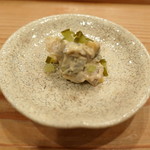 鮨　仙八 - べい貝肝和えにピクルスを乗せて