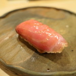 鮨　仙八 - マグロの頭肉を軽く燻製して