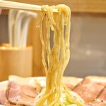 麺屋 優光 - つるりとした食感の麺。