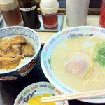 はかたや - 基本のラーメン＋チャーシュー丼＋漬物で580円。基本の博多ラーメンは290円！元祖激安ラーメンかな。