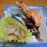 太郎 - お通し４種盛り（イカ塩辛・ホタルイカの味噌和え・しめさば・茹で海老）