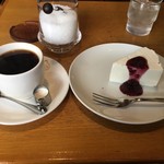 和田珈琲店 - 今週のストレートサービスとレアチーズケーキで880円