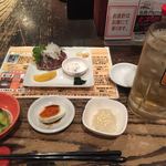 助六 青森駅前店 - 本日のお刺身（鰹のたたき）＋お通し＋おみくじハイボール