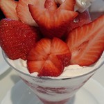 タカノフルーツパーラー 新宿本店 - 徳島県産さくらももいちごのパフェ