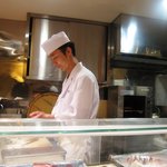 寿司寛 - お寿司を握るご主人（承諾済み）