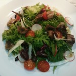 ビストロ　アギャット - 砂肝とハツのコンフィ、山形県産有機野菜のサラダ仕立て