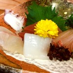 四季の味 わらく - 刺身の新鮮さと美しさがうれしい