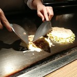 鉄板焼 すみだ - 大きな鉄板で焼いてくれます