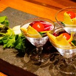 お通しは野菜の味噌バーニャカウダ