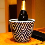 鴨と醸し 鼓道 - ワインクーラーも、雰囲気に合わせたものを