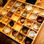 鴨と醸し 鼓道 - 日本酒をオーダーすると酒器を選ばせてくれます