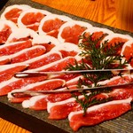 手前がもも肉、奥がロース