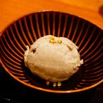 鴨と醸し 鼓道 - 煎った蕎麦の実が乗ってます