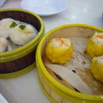 錦選香港特極點心 - 海老と帆立の蒸し餃子珍珠帯子餃、具ぎっしりの一級焼売各RM5.5