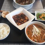 中国料理ダイニング 熱上海 - 2018年3月。四川麻婆豆腐と担々麺のハーフセット900円(税抜)。サラダと搾菜付きです。