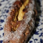 ラトリエ ドゥ プレジール - パン　オ　ノワ　エ　レザン　オ　フロマージュ　３５０円